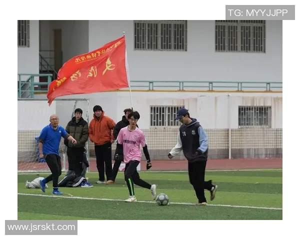 足球明星化身普通学生悄然走进校园引发师生热议与追捧 足球明星化身普通学生悄然走进校园引发师生热议与追捧